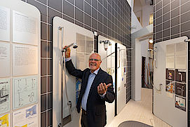 Otto Schinle, ehemaliger Hansgrohe-Vorstand, mit der Handbrause Selecta 1, die das Erscheinungsbild der Bäder mit prägte.
