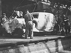 Vorbereitungen für die Anbordnahme unverpackter Automobile für Chile