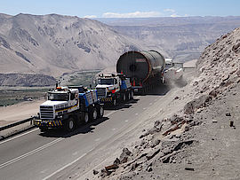 Der schwerste Transport bisher über die Andenstrecke auf einer Höhe von bis zu 4680 m über MN