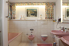 Badkultur in Rosa mit Gardinen und WC-Vorleger