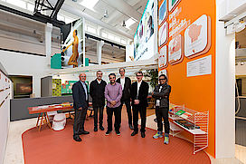 Kuratoren der Ausstellung "Bad der 70er Jahre" – Roman Passarge, Leiter der Hansgrohe Aquademie (2. v. re.) mit Otto Schinle, Mathias Klotz, Eduardo Ruiz Risueno, Jörn Frenzel und Budi Pradono (Reihenfolge v. li. nach re.).