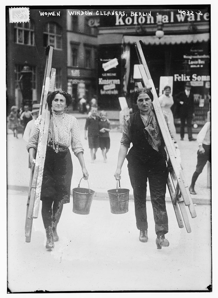 Weibliche Fensterputzer, Berlin, ca. zwischen 1915 und 1920