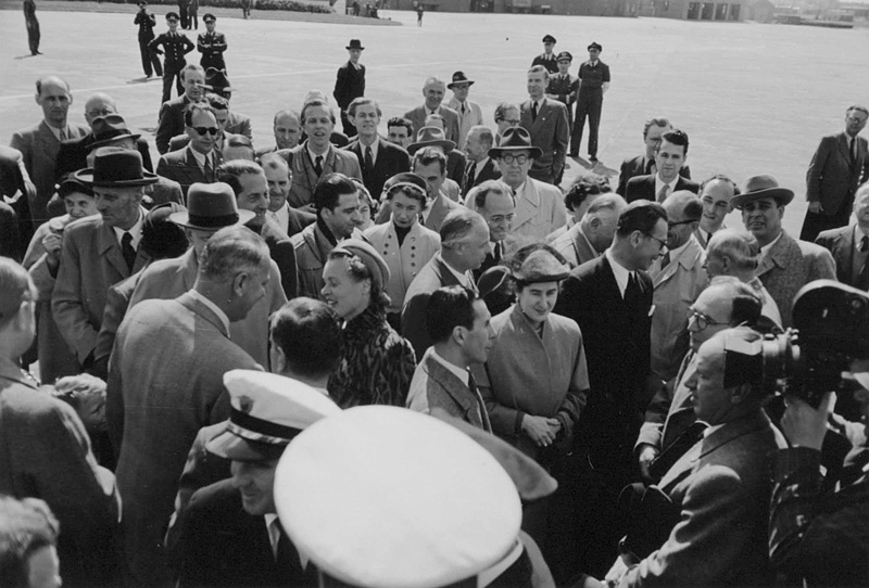 Kolumbianische Wirtschaftsdelegation trifft auf dem Hamburger Flugplatz ein. Ein Sonderflug der Avianca brachte die Gäste mit der damals modernsten "Constellation" zu einer Informationsreise durch die Bundesrepublik.