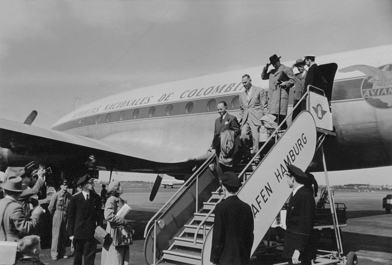 Kolumbianische Wirtschaftsdelegation trifft auf dem Hamburger Flugplatz ein. Ein Sonderflug der Avianca brachte die Gäste mit der damals modernsten "Constellation" zu einer Informationsreise durch die Bundesrepublik.