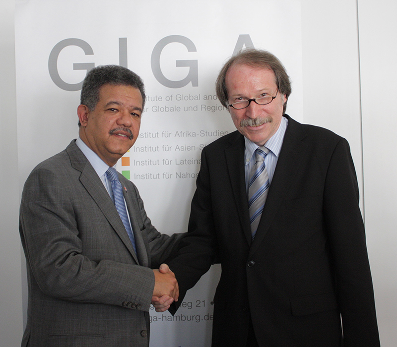 Prof. Nolte (rechts) mit dem früheren Präsidenten der Dominikanischen Republik, Dr Leonel Fernández. Dr Fernández ist seit dem 19.11.2015 Präsident der in Hamburg ansässigen EU-LAC-Stiftung (Fundación Unión Europea-América Latina y el Caribe).