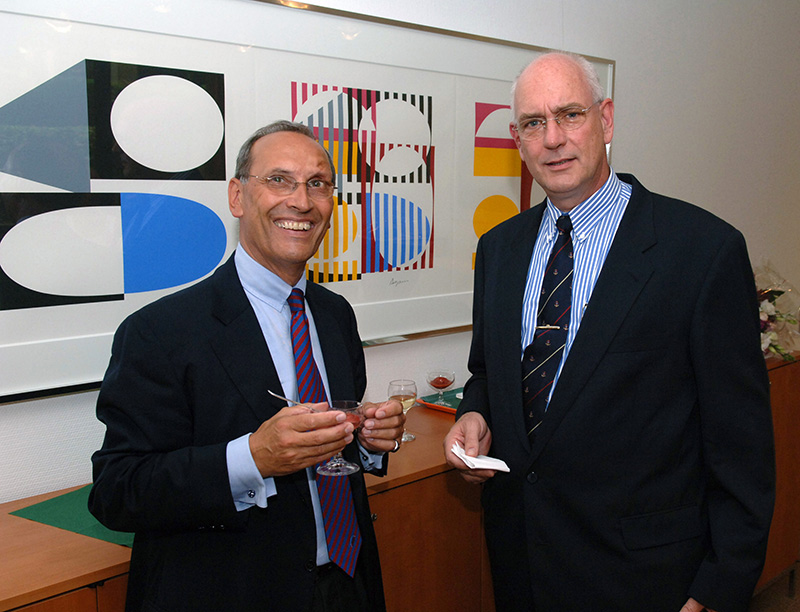 Frank Hoffmann (li.), langjähriger Leiter Presse und Unternehmenskommunikation, und Michael Humann, über viele Jahre Prokurist im Bereich Anlagenbau, 2006