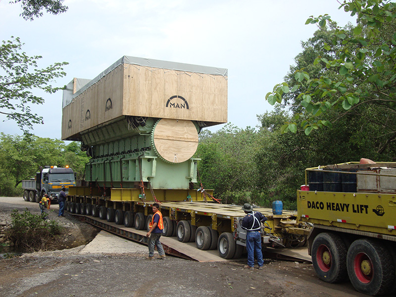 Motor passiert einen Bachlauf