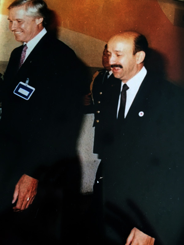 Ernesto Warnholtz mit dem Präsidenten Carlos Salinas de Gortari bei der Eröffnung der Deutschen Messe in Mexiko 1994